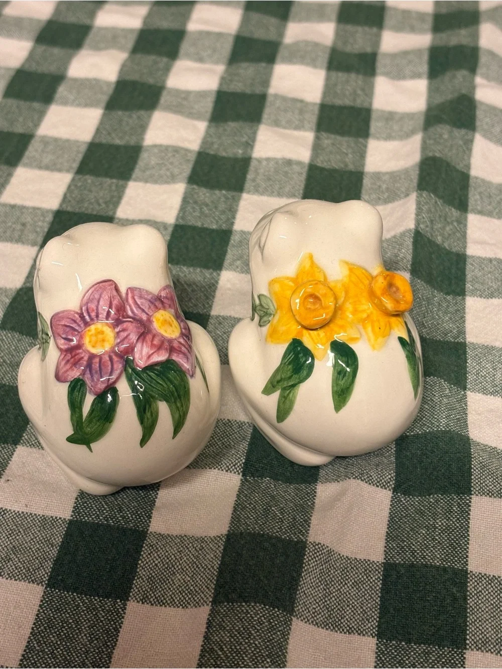 Ceramic frog salt and pepper shakers
